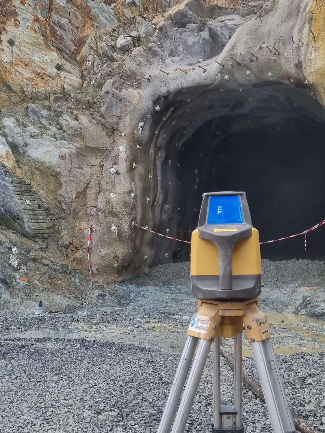 Mätning och avvägning med instrument inför betongprojekt